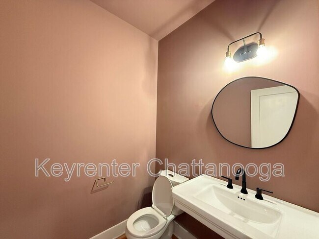 Building Photo - 8925 Pine Ridge Rd