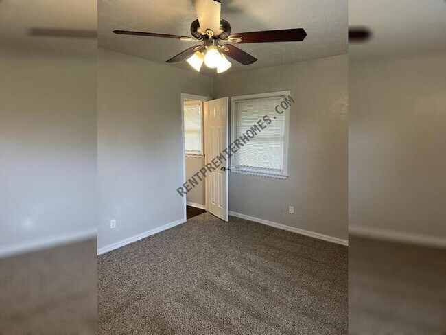 Building Photo - 2000 Lanesboro Dr