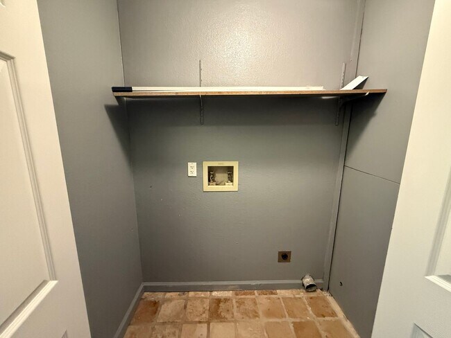Building Photo - Parkview condo close to shopping & freeway access!