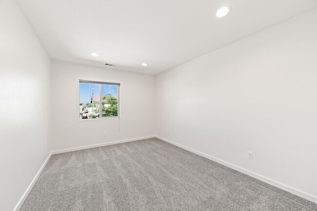 Building Photo - Beautiful Two-Story Home with Spacious Open Floor Plan!