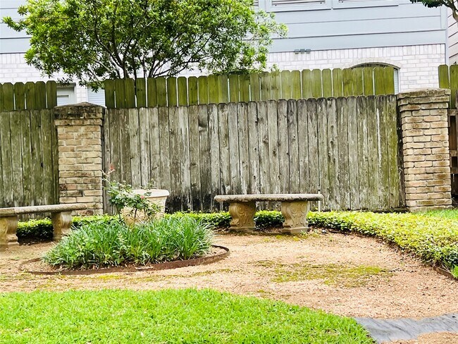 Building Photo - 2800 Jeanetta St