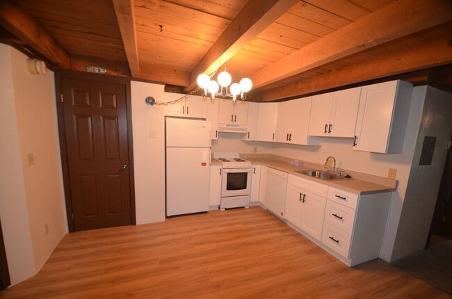 Building Photo - Treehouse condo!  Utilities included! New ...