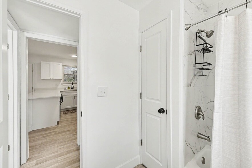 Building Photo - 867 Colony Dr