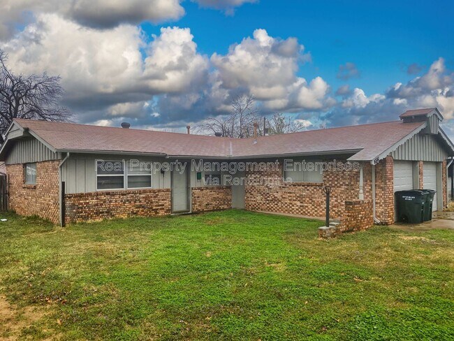 Building Photo - 4841 Newport Dr