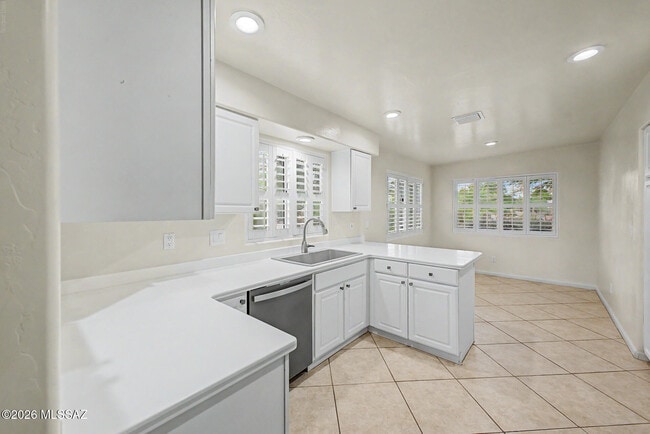 Building Photo - 5555 N Cres Ridge Dr