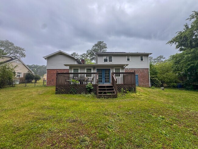 Building Photo - Charming 3 Bed 1.5 Bath Home Close to Fort Liberty