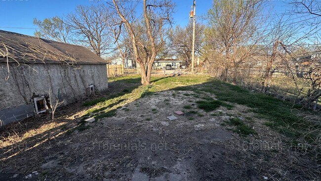 Building Photo - $1150- 3 bed 1 bath - Single Family Home with a fenced back yard!