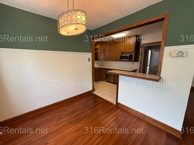 Building Photo - $1100 - 2 bedroom/ 1 bathroom - Gorgeous Single Family Home