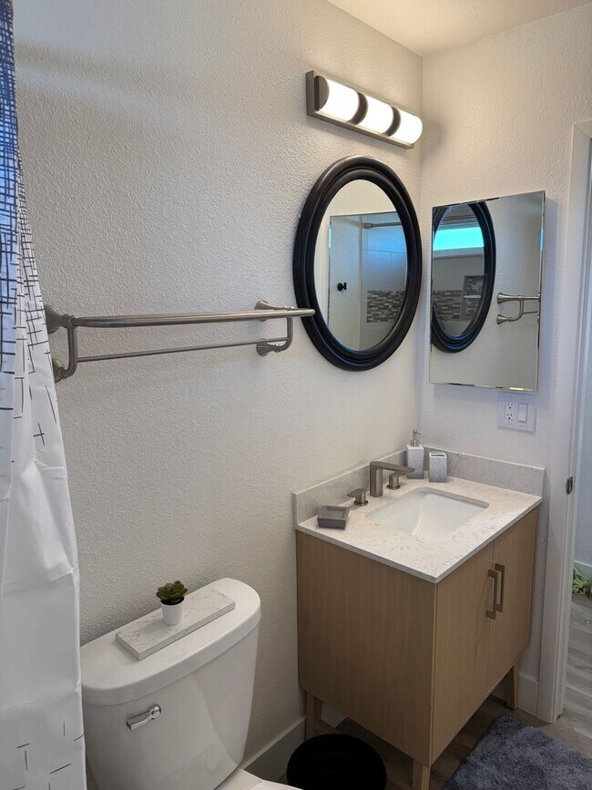 Building Photo - Beautifully Renovated 2 Bedroom Condo - Partially Furnished