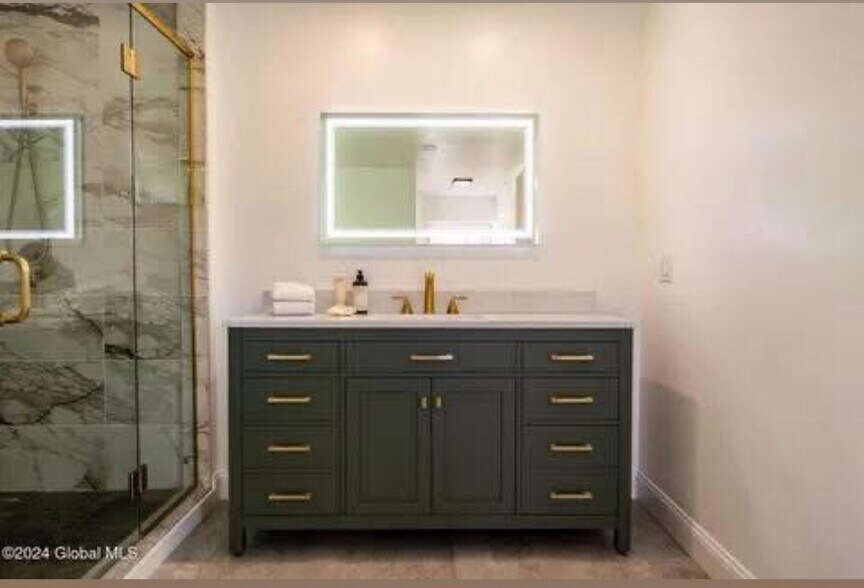 Building Photo - 24b Thacher St