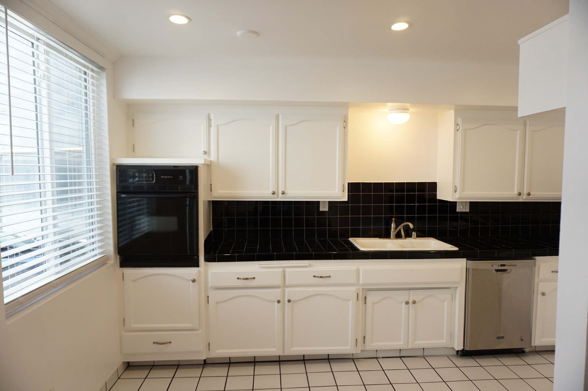 Building Photo - 4610 Densmore Ave