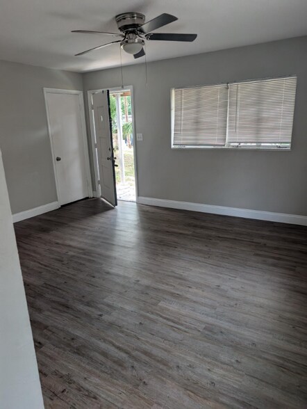 Building Photo - 303 E Hydrangia St
