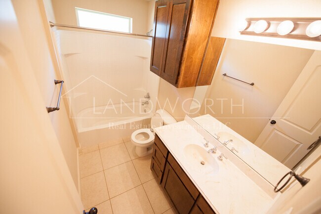 Building Photo - 3 bed 2 bath Beautiful Property