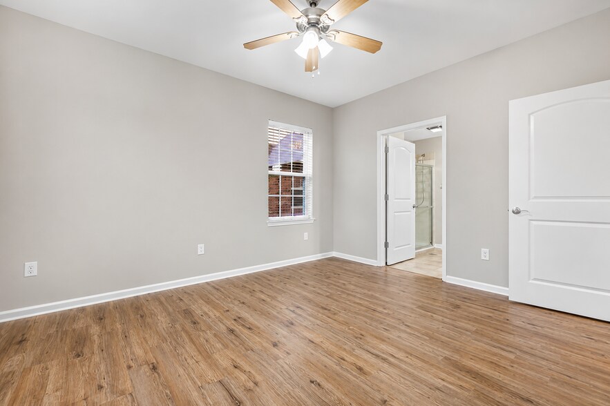 Building Photo - 115 Saint James Ct
