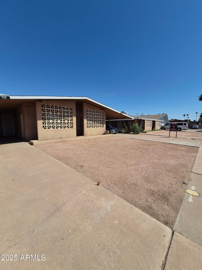 Building Photo - 935 N Orange