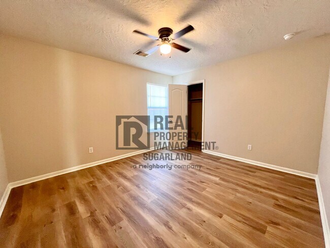 Building Photo - Gorgeous 4 Bed, 2.5 Bath Home in Prime Location!