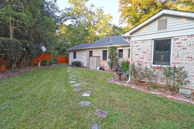 Building Photo - Updated 3 bedroom 2.5 bath home in Sherwood Forest