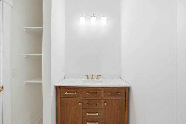 Building Photo - Spacious 3 Bedroom Home with Bonus Suite i...