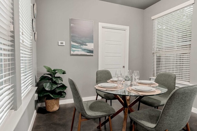 Building Photo - 2002 Rosewood Ave