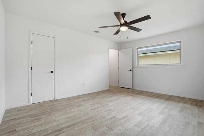 Building Photo - "Charming 4-Bed Oasis with Fireplace in Lubbock - 2 Full Baths & Spacious 2460 Sq Ft!"
