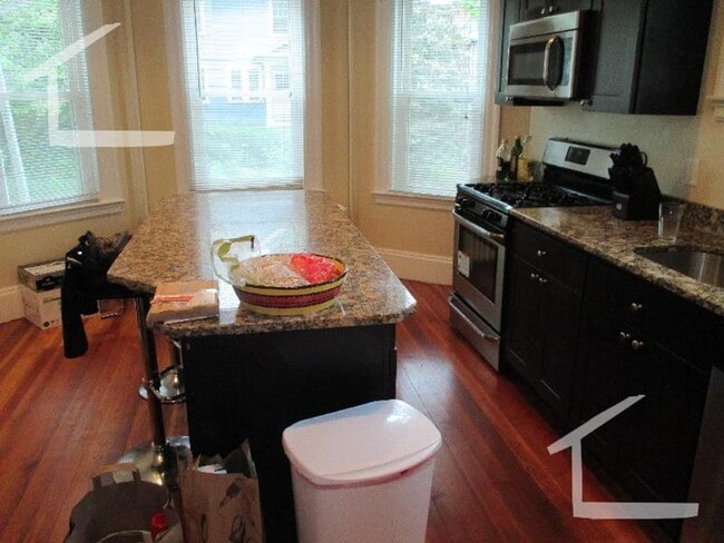 Building Photo - Nicely renovated 3 bed unit with in-unit laundry.