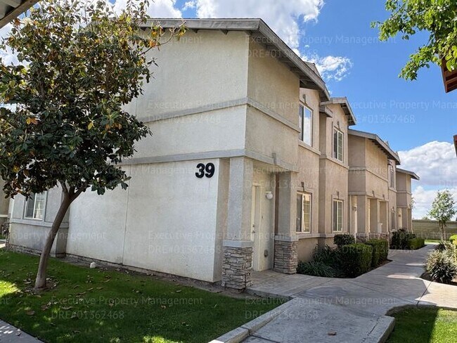 Building Photo - 2 bedroom 1.5 bathroom townhome located in a gated community near Hosking Ave/ S. Union Ave