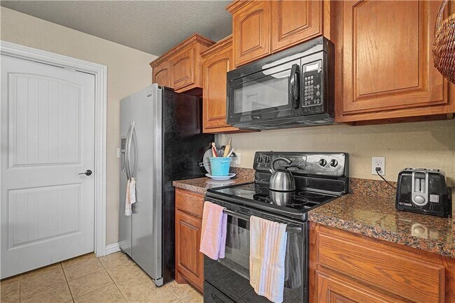 Building Photo - 706 Sedgwick Dr