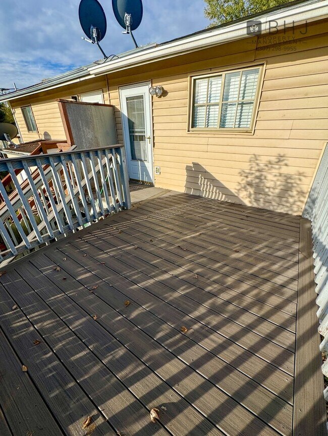 Building Photo - 3 Bedroom/ 1.5 Bath Townhouse for rent!