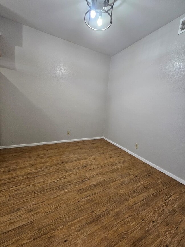 Building Photo - 402 SE 6th St