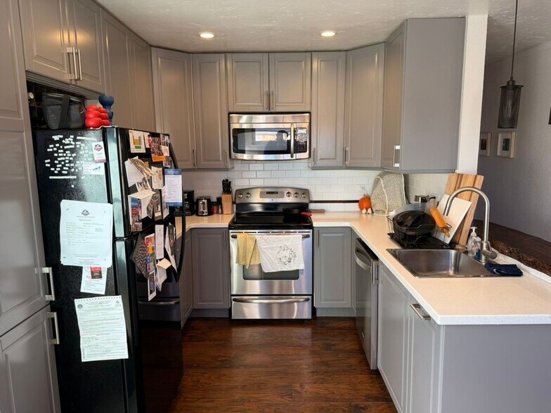 Building Photo - 5706 Jellison St