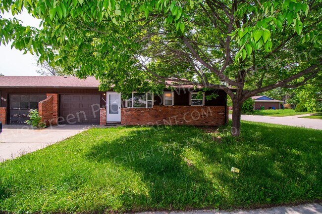 Building Photo - 2439 Clearview Ave