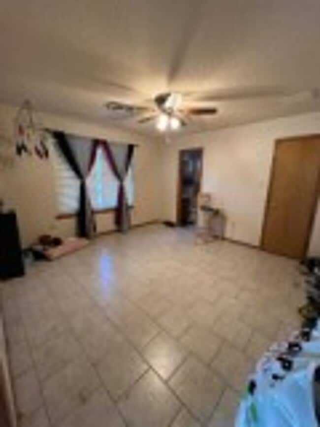 Building Photo - Beautful Brick Home with 3 BD/2 BA & Refri...