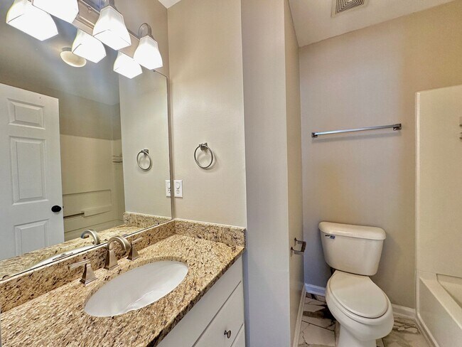 Building Photo - Beautiful 3 Bed 2.5 Bath Townhome Minutes from Cool Springs