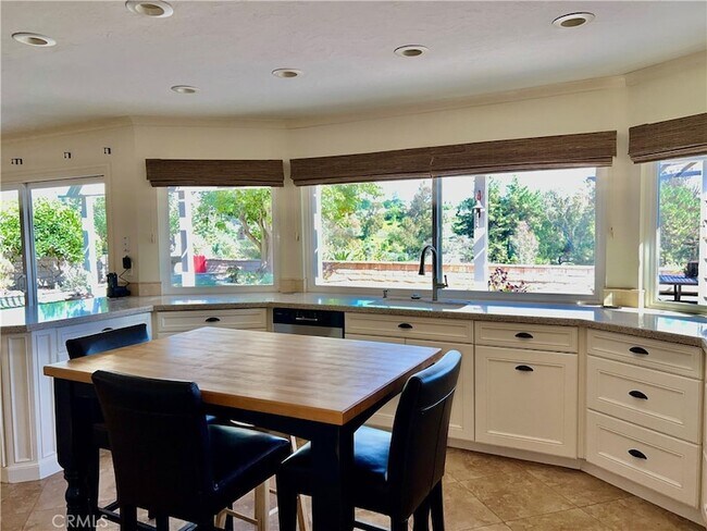 Building Photo - 24822 Via San Fernando