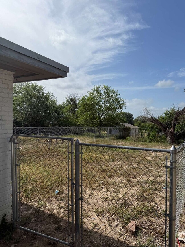 Building Photo - Affordable One Bed/One Bath in a Duplex