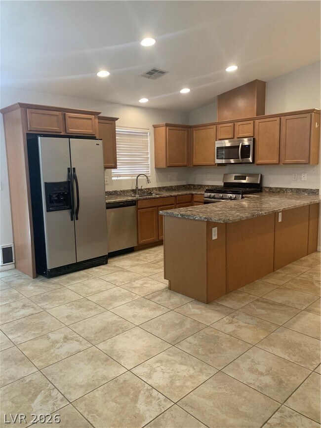 Building Photo - 548 Zuber Ave