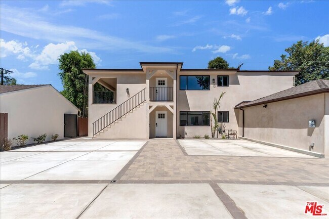 Building Photo - 6913 Encino Ave