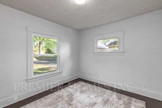 Building Photo - 3 Bed Home with Private Parking & Yard – $1,495/mo