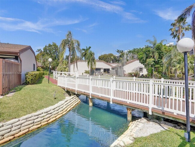 Building Photo - 2667 Parkview Dr S