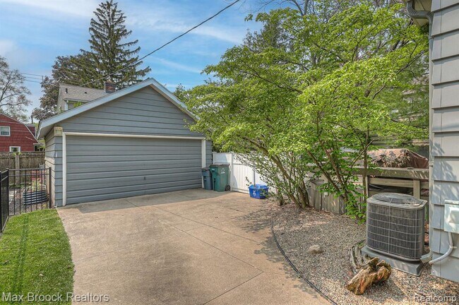 Building Photo - 328 George St