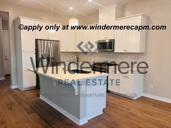 Building Photo - Modern Living in the heart of McKinley Village!