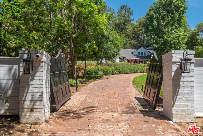 Building Photo - 9305 Hazen Dr