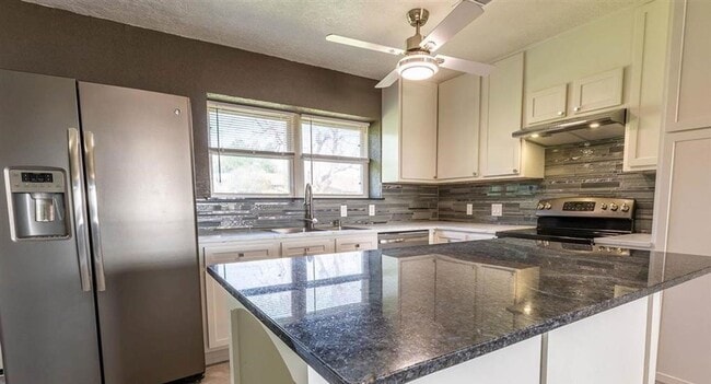 Building Photo - 4724 NW Ridgecrest Dr