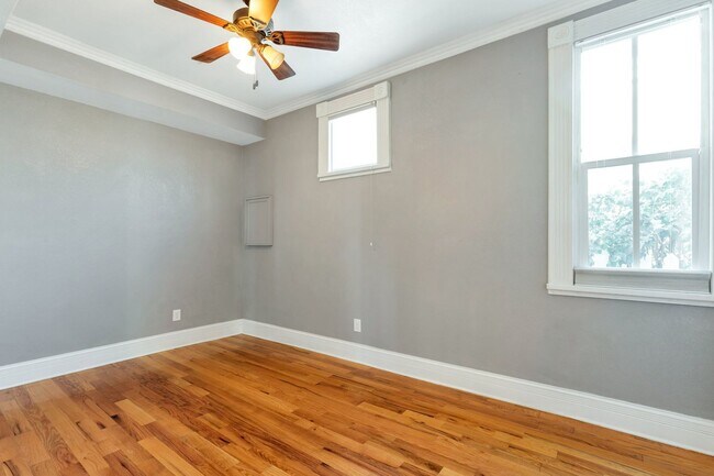 Building Photo - 353 Fox St
