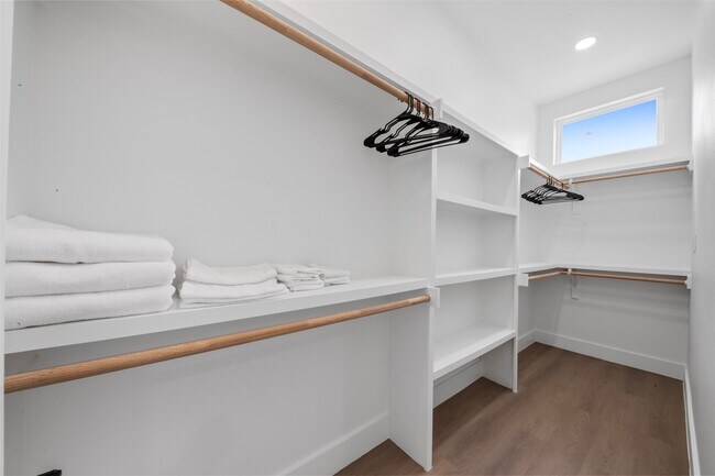 Building Photo - 6815 Paris St