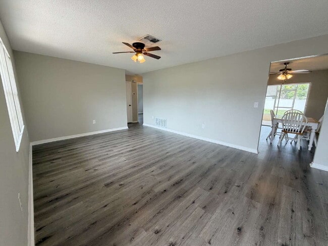 Building Photo - "Charming 3-Bed, 2-Bath Retreat in Spring Hill with 1,327 Sq Ft of Comfort!"