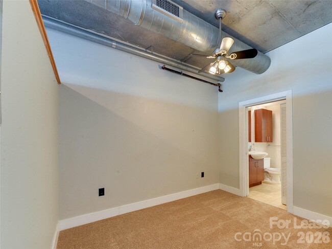 Building Photo - 505 E 6th St