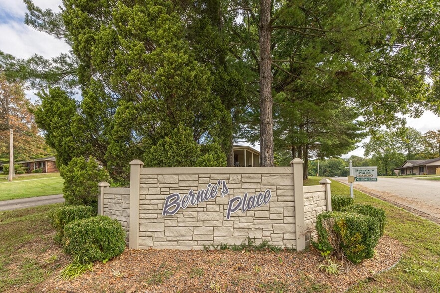 Building Photo - 547 Circle Pine Dr