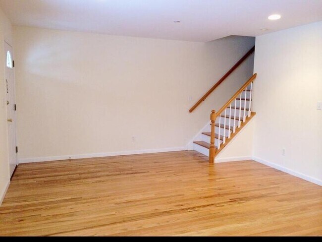 Building Photo - Townhouse Style 3 Bedroom 2 Bath Duplex $4...