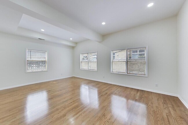Building Photo - 3308 N Racine Ave